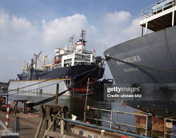 Im Trockendock der Warnemünder Warnowwerft liegt das im Bau befindliche Frachtschiff "Ulan Bator" , aufgenommen 1985. Das Containerschiff gehörte zu...