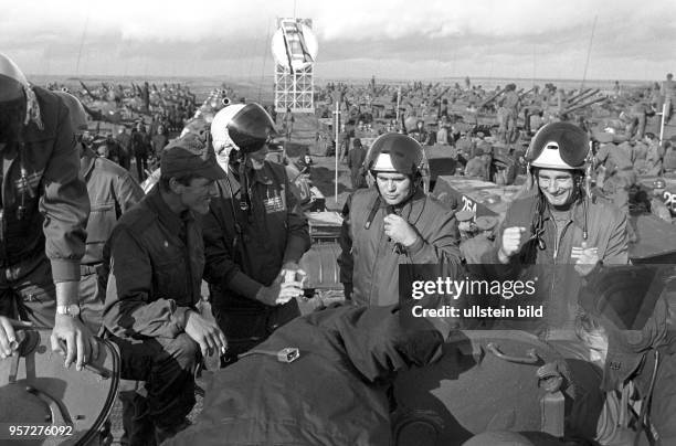 Piloten unterhalten sich bei einem Meeting im Rahmen des Großmanöver Waffenbrüderschaft 80, einer Übung der Streitkräfte des Warschauer Pakts im...