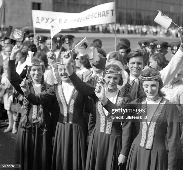 Sowjetische Pioniere aus der UdSSR empfangen ihre Gäste aus der DDR zum Sowjetisch-Deutschen Jugendfestival im Juni 1971 in Leningrad mit "Druschba -...