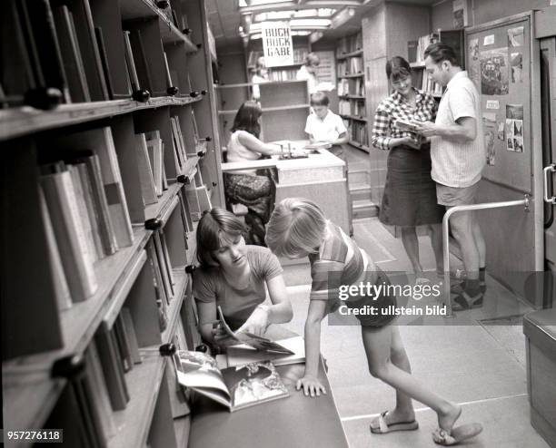 Die Fahrbücherei der Stadt- und Bezirksbibliothek Dresden ist im Juli 1970 unterwegs in der Stadt. 7 500 ständige Leser werden so vor ihrer Haustür...