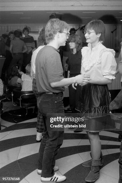 Jugendliche tanzen auf der Tanzfläche in der Diskothek im Palast der Republik in Berlin , aufgenommen 1984. Die Disco im Palast der Republik war eine...