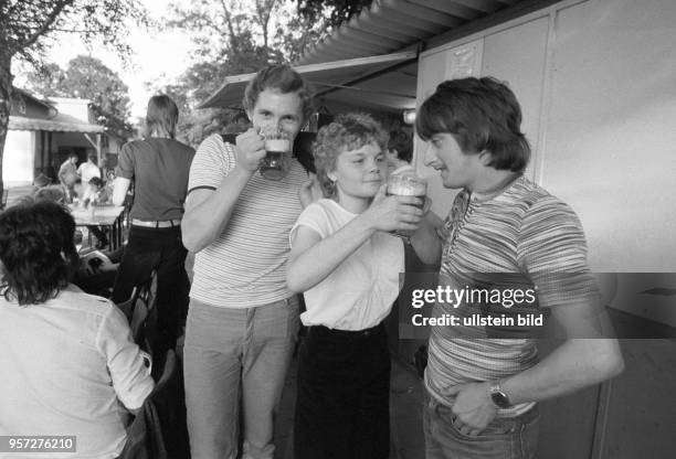 Ordentlich getrunken wird bei diesem Betriebsfest des Betriebsteils Bohrmaschine im Mansfeldkombinat in Eisleben , aufgenommen im Juni 1985. Im...