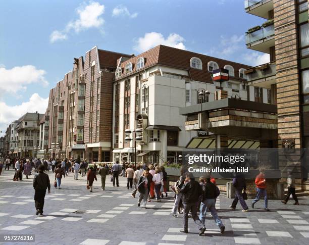 Anziehungspunkt für viele Besucher der Hansestadt Rostock ist die Kröpeliner Straße mit ihrem Universitätsplatz und den historischen Bürgerhäusern,...