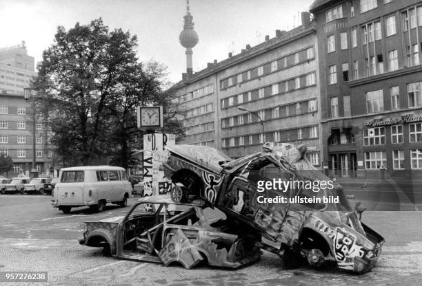 Einer Kunstinstallation gleicht diese Szene auf dem Rosa-Luxemburg-Platz in Berlin-Ost, aufgenommen im Sommer 1990. "Der Weste erdrückt den Osten" -...
