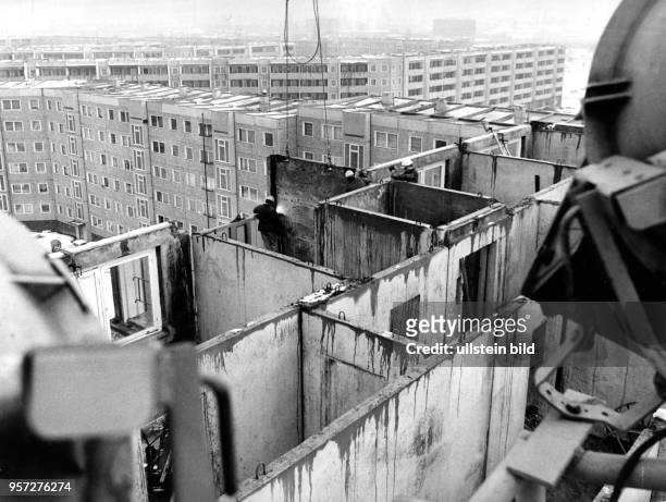 Bauarbeiter montieren in Dresden-Prohlis Plattenelemente der Wohnbauten, aufgenommen 1977. Mit vorgefertigten Betonelementen war im industriellen...