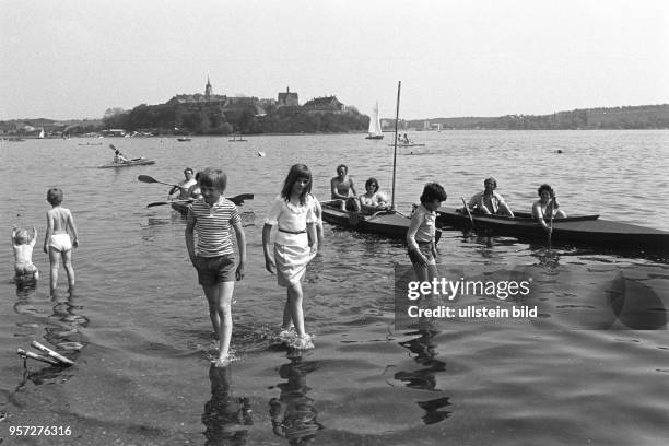 Ein beliebtes Ausflugsziel sowohl für Kinder als auch für Erwachsene ist der Süße See bei Seeburg im Mansfelder Land, aufgenommen im Juli 1982. Im...