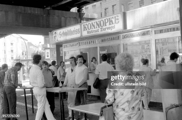 Die bekannteste und beliebteste Currywurst-Bude von Ostberlin - der Konnopke-Imbiss unter der Hochbahn in der Schönhauser Allee. Aufgenommen im Juni...