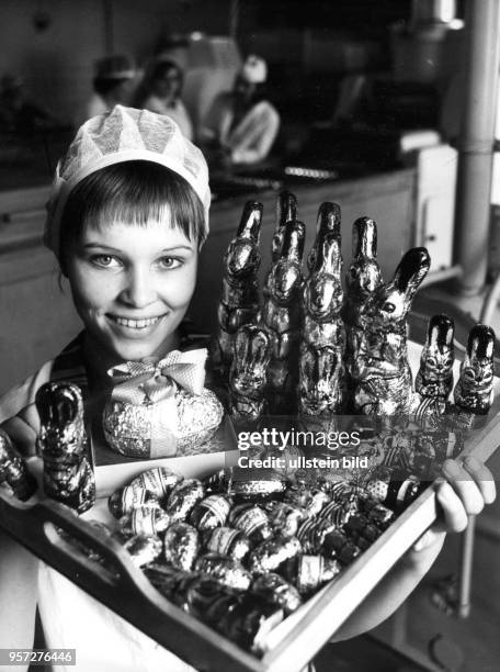 Schokoladenfiguren kamen in der DDR aus dem VEB Süßwarenbetrieb "Bergland" in Niederoderwitz bei Bautzen, aufgenommen 1973. Zu Ostern werden...