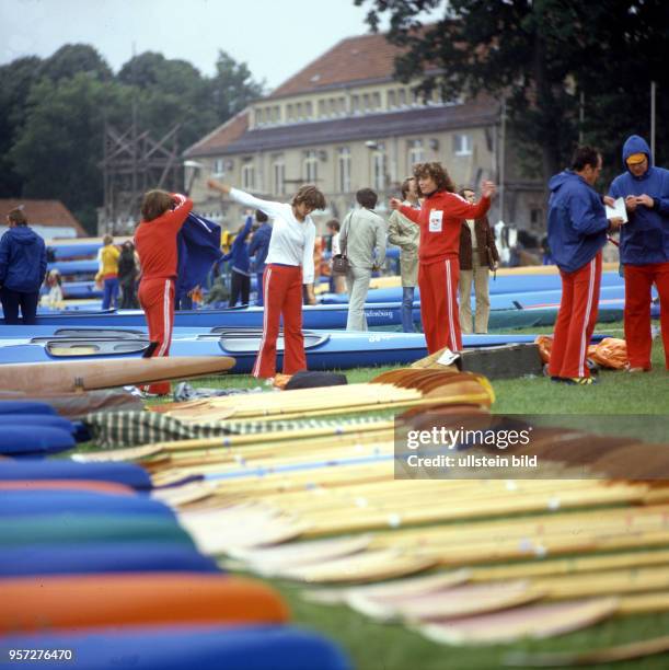 Zur VII. Kinder- und Jugendspartakiade in Berlin im Sommer 1979 wärmen sich junge Kanutinnen - bekleidet mit dem typischen roten...