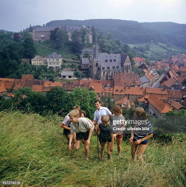 Die Schweriner Familie Bockisch beim Wandern in ihrem Urlaubsort Stolberg im Harz, aufgenommen im Juni 1972. Im Hintergrund das Zentrum der Stadt mit...