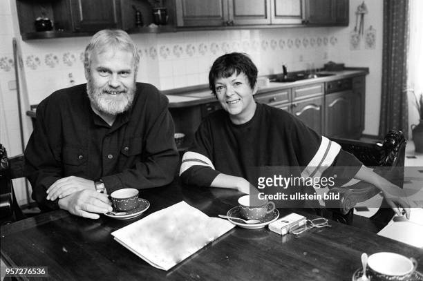 Der Sänger und Fernsehunterhalter Gunther Emmerlich mit seiner Ehefrau, der Schauspielerin Anne-Kathrein Emmerlich, sitzen bei einer Tasse Kaffee am...