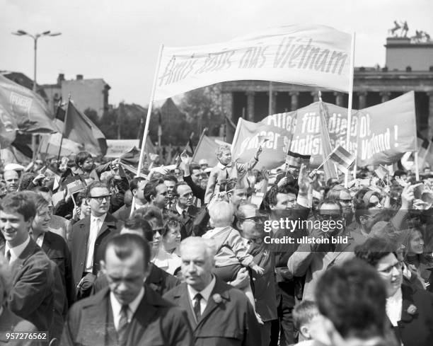 "Amis raus aus Vietnam" steht auf einem Transparent, das Teilnehmer an der Kundgebung zum 1. Mai in Berlin tragen, aufgenommen am . Der Krieg der USA...