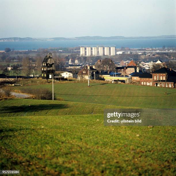 Blick über die Landschaft bei Sagard in der Nähe von Saßnitz auf der Insel Rügen, undatiertes Foto von 1981. Im Hintergrund die Sargarder Mühle ,...