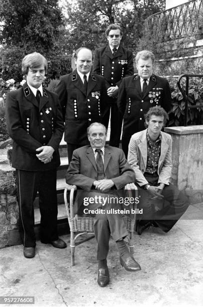 Die Männer der Familie Ehricht - eine Bergarbeiter-Familie - posieren für ein Gruppenfoto, aufgenommen im Juli 1978 in Sangerhausen. Im Mansfelder...