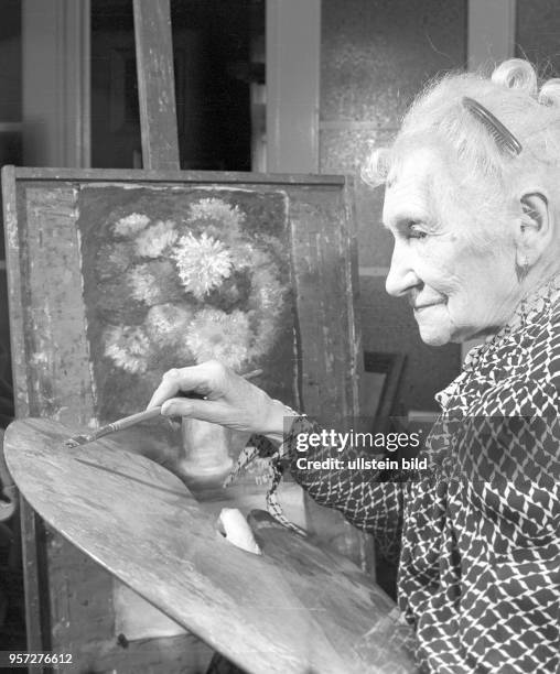 Die Cottbuser Malerin Elisabeth Wolf arbeitet im Oktober 1962 im Alter von 89 Jahren in ihrem Atelier in Cottbus an einem Gemälde. -