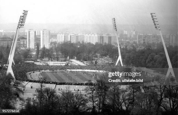 Blick zu DDR-Zeiten in das Dresdner Dynamo-Stadion . Das Fußballstadion der SG Dynamo Dresden hatte ein maximales Fassungsvermögen von 38.000...