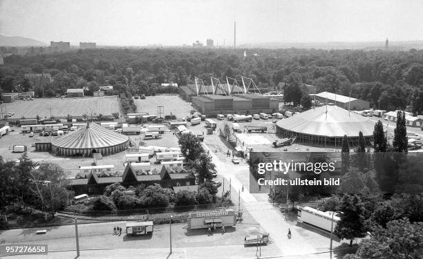 Das Zelt des Circus Sarrasani wird im Mai 1990 am Fucikplatz in Dresden aufgebaut. Nachdem das Ende 1912 eingeweihte "Circus-Theater der 5000" den...