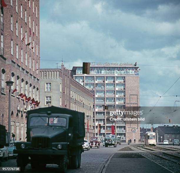 Straßenverkehr in Rostock in der Langen Straße, Das Haus der Schifffahrt in Rostock, aufgenommen 1969. Foto Wilfried Glienke