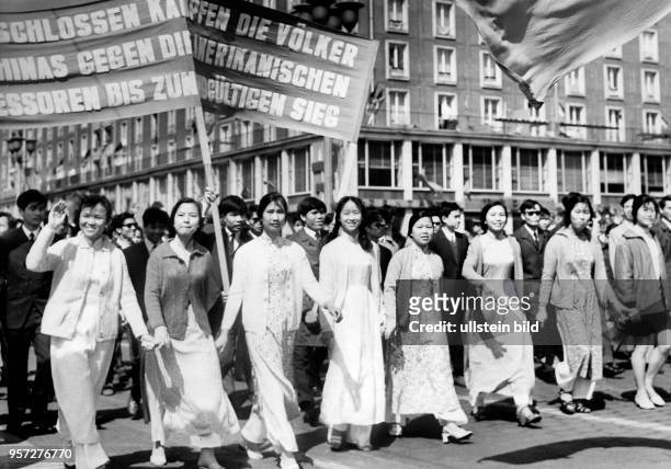 Junge Vietnamesen, die zur Zeit des USA-Krieges in Vietnam in Dresden zur Ausbildung weilen, beteiligen sich an der Demonstration zum 1. Mai 1971 auf...