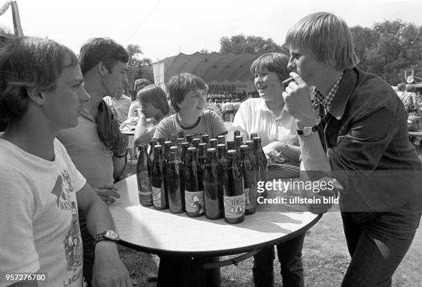 Pressefest des "Mansfeld Echo" im Naherholungsgebiet Vatteröder Teich in Vatterode , aufgenommen im Juli 1980. An Bier mangelt es dieser gemischten...