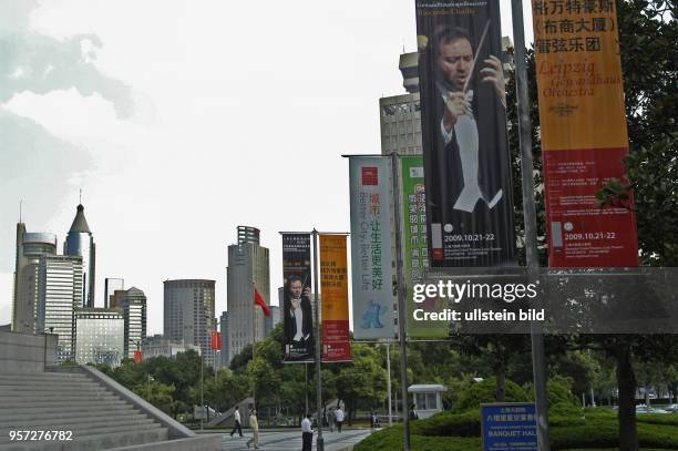 Oktober 2009 / China / Werbeplakate am Straßenrand in der Nähe der Fußgängerzone der Nanjing Dong Lu mit den großen Kaufhäusern werben für ein...