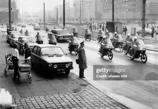 Der Abschnittsbevollmächtigte der Deutschen Volkspolizei, Wolfgang Kawolat, bei seiner täglichen Arbeit in Berlin-Mitte - hier im Einsatz bei einem...