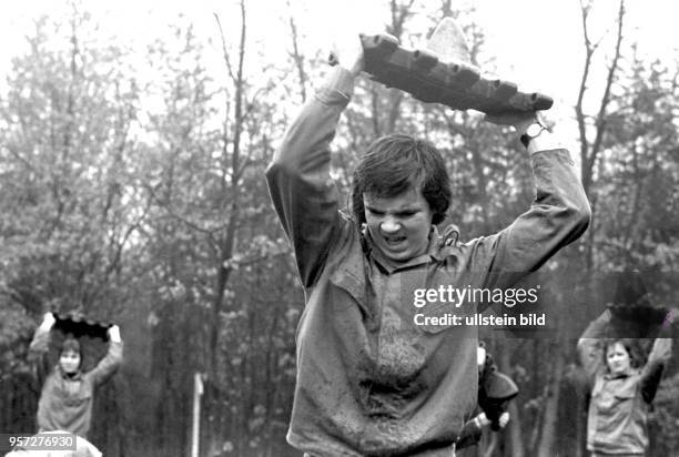 Jugendliche absolvieren die von der Gesellschaft für Sport und Technik durchgeführte vormilitärische Ausbildung , aufgenommen 1980 in Berlin. Hier...