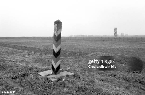 Eine Grenzsäule der DDR steht als Hoheitszeichen vor der Grenzanlage an der innerdeutschen Grenze bei Dedeleben zwischen Sachsen-Anhalt und...