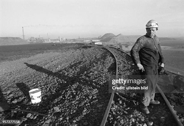 Ein Arbeiter mit Zigarette im Mund steht auf der Schlackenhalde der August-Bebel-Hütte Helbra , aufgenommen am . In der zum Mansfeld Kombinat...