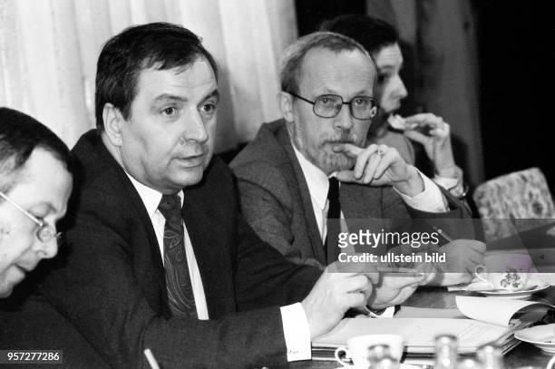 Im Februar 1990 besuchen Klaus Töpfer , Bundesminister für Umwelt der BRD, und Lothar de Maizière, seit November 1989 Vorsitzender der Ost-CDU, den...