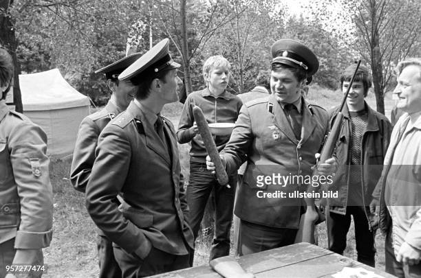 Schützenfest in Gerbstedt im Mansfelder Land, aufgenommen am . Auch sowjetische Offiziere zeigen am Schießstand ihr Können mit dem Gewehr. Als Preis...