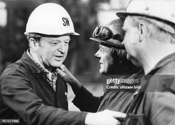 Profilwalzer Max Hübner spricht im VEB Stahl- und Walzwerk Riesa mit zwei Kollegen, aufgenommen 1981. Als Abgeordneter der Volkskammer der DDR hat er...