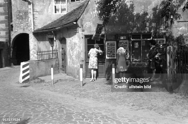 Touristen an einem geschlossenen Souvenir-Laden vor der Albrechtsburg in Meißen, undatiertes Fotos aus den 1970er Jahren.