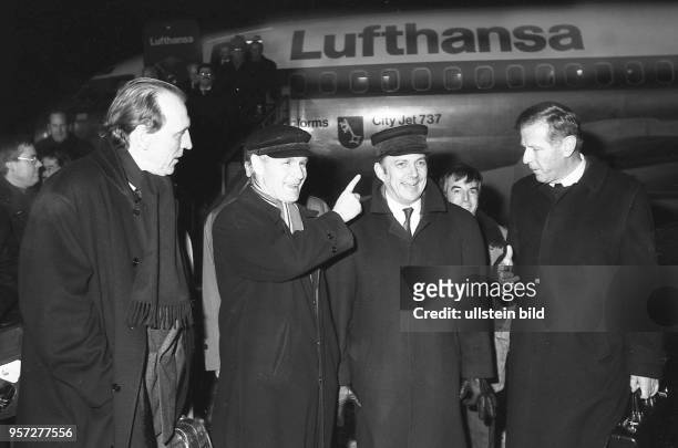 Dresdens Oberbürgermeister Wolfgang Berghofer begrüßt am auf dem Flughafen Dresden den Ersten Bürgermeister Hamburgs, Henning Voscherau , sowie...