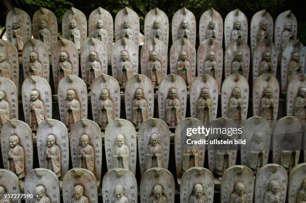 Oktober 2009 / Japan / Insel Miyajima / Eingang zum Daisho-in-Tempel mit buddhistische Statuen am Wegrand, aufgenommen am Isukushima-Schrein auf der...