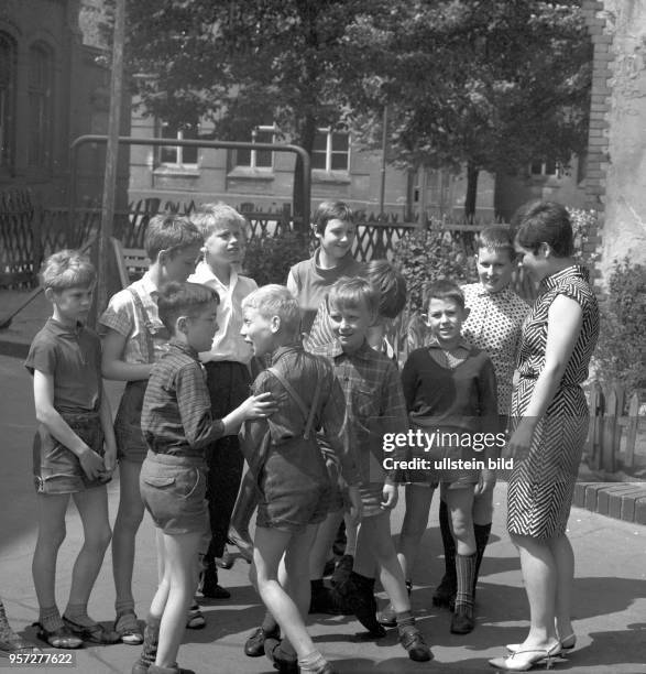 Mädchen und Jungen einer Berliner Schule mit ihrer Lehrerin, undatiertes Foto aus dem Jahr 1966. Foto Heinz Junge - GESPERRT FÜR BILDFUNK - -...