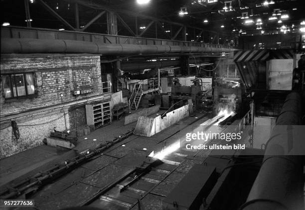Produktion im Stahl- und Walzwerk Hennigsdorf bei Berlin, aufgenommen im Sommer 1989.