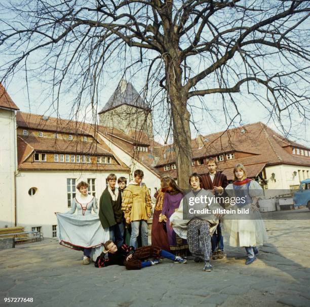In der Burg Hohnstein in der Sächsischen Schweiz befand sich eine der größten Jugendherbergen der DDR - hier Jugendliche in historischen Kostümen,...