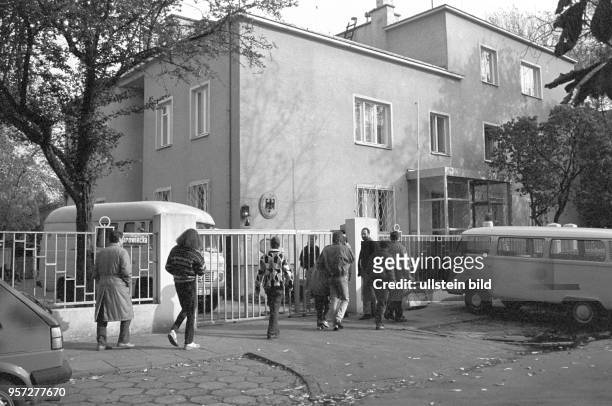 Flüchtlinge aus der DDR vor der Botschaft der Bundesrepublik Deutschland in der Straße Dabrowiecka in Warschau, undatiertes Foto vom Oktober 1989....