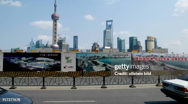 Oktober 2009 / China / Hinter einem Bauzaun mit Reklame erhebt sich die Skyline von Shanghai im Stadtteil Pudong. Das Wahrzeichen von Shanghai ist...