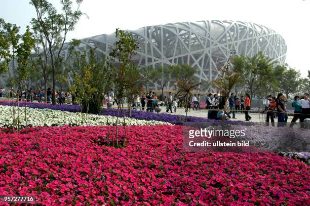 Blumen und junges Grün schmücken das Olympiagelände "Olympic Green" im Norden von Peking, aufgenommen im Oktober 2008. Hier steht auch das...