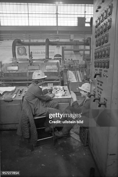 Zwei Arbeiter im Pausengespräch, aufgenommen am in der zum Mansfeld Kombinat "Wilhelm Pieck" gehörenden Kupfer-Silber-Hütte "Fritz Beyling" in...