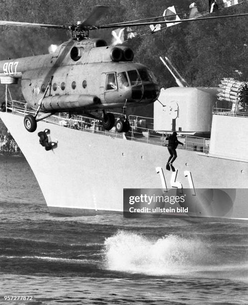 Während der Flottenparade der Volksmarine im Rostocker Stadthafen zum 30. Jahrestag der DDR am 7. Oktober 1979 präsentieren die Kampfschwimmer ihr...