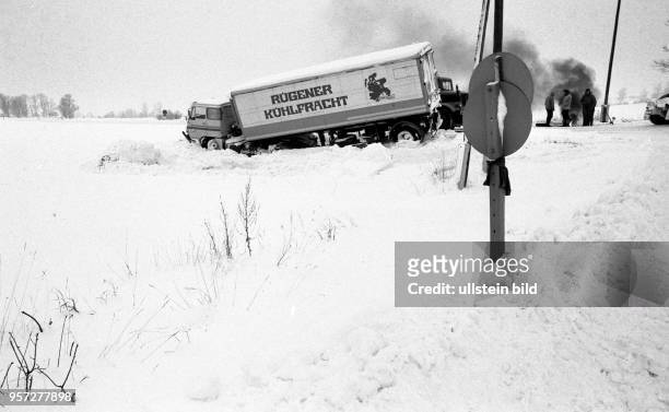 Heftiges Schneetreiben und eine spiegelglatte Fahrbahn brachten diesen Lkw von der Fernverkehrsstraße F 96 ab und ließen ihn in den Straßengraben...