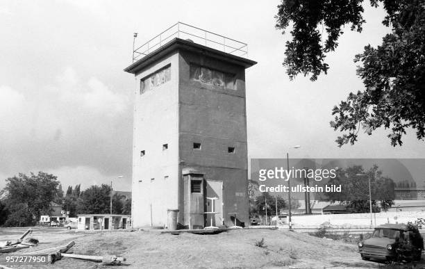 An der Puschkinallee im Ostberliner Stadtteil Treptow sieht man einen ehemaligen Wachturm der Grenztruppen der DDR, aufgenommen im Sommer 1990.