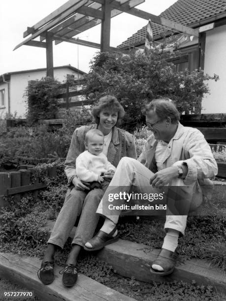 Die DDR-Spitzensportlerin Marita Meier-Koch und ihr Ehemann Wolfgang Meier freuen sich gemeinsam im Garten ihres Rostocker Zuhause über das...
