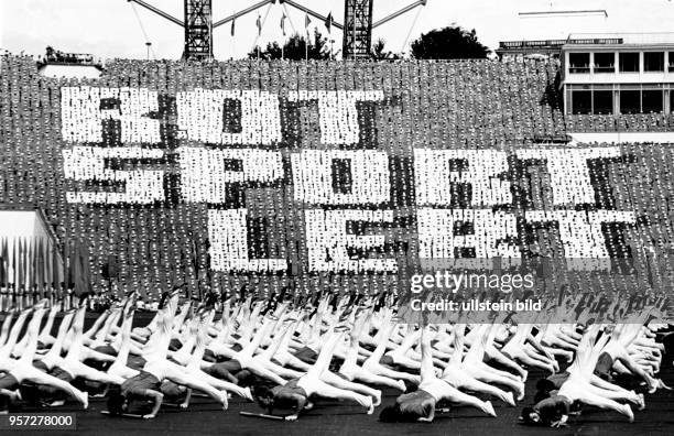 Blick in das Leipziger Zentralstadion bei der Sportschau während des VIII. Turn- und Sportfestes und der XI. Kinder- und Jugendspartakiade der DDR ....