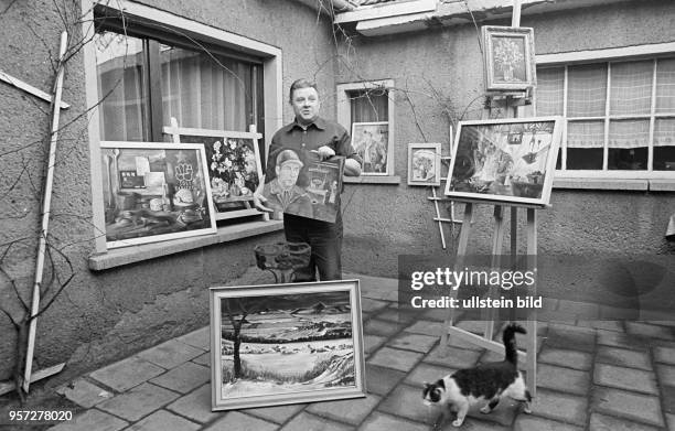 Karl-Heinz Weidenhagen, Parteisekretär der Kupfer-Silber-Hütte "Fritz Beyling" in Hettstedt, hat vor seinem Haus seine Bilder aufgestellt, welche...