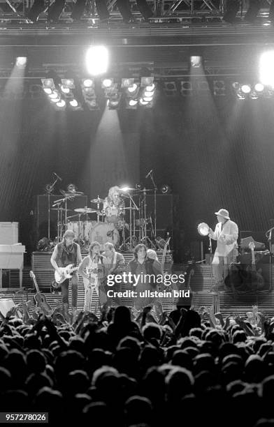 Der bundesdeutsche Rocksänger Peter Maffay gibt im Jahr 1987 in der Ostberliner Werner-Seelenbinder-Halle mit seiner Band ein gefeiertes Konzert. Der...