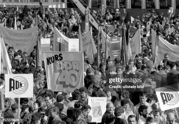 Demonstranten laufen mit Transparenten mit der Aufschrift "Kurs DDR 40" und anderen Losungen bei der Demonstration am 1. Mai 1989 in der...
